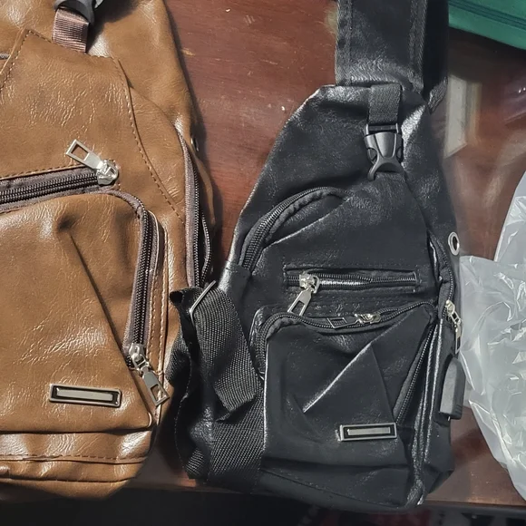 Mens or women chest bag with a charger port on the side - Picture 3 of 3